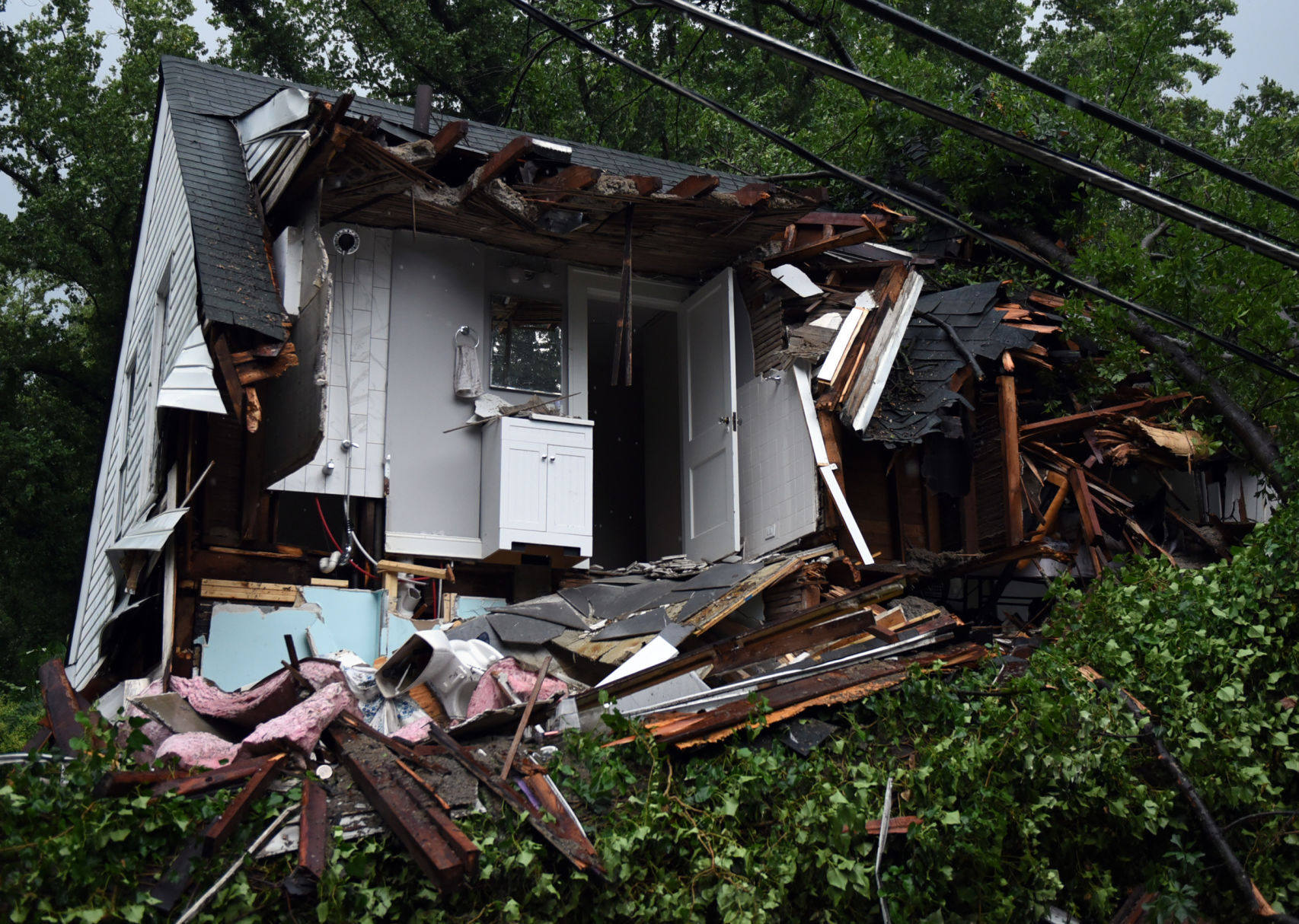 Tree falls on Queen Street house